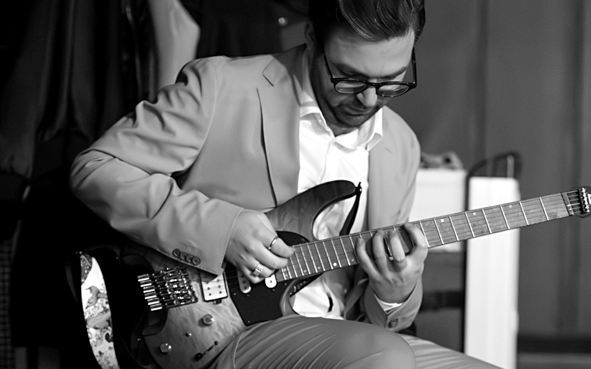 Hannes Mittermaier playing electric guitar